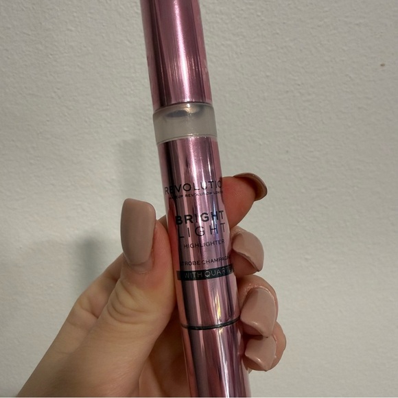 Makeup Revolution Beauty Bright Light Highlighter Pen in Strobe Champagne - Picture 2 of 6
